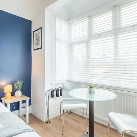 Private Room 4 With Kitchenette By Cb Stays No Minimum Stays CBG Exterior photo